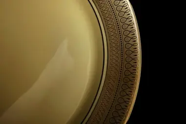 Close up of a gold plate with an accentuated edge